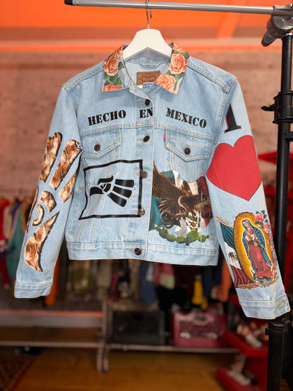 Siempre En Diciembre Women’s Cropped Levi’s