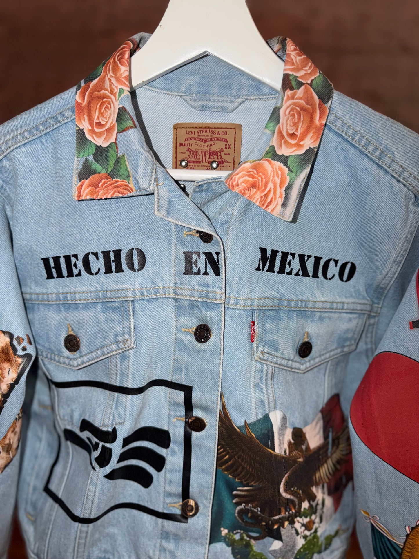 Siempre En Diciembre Women’s Cropped Levi’s