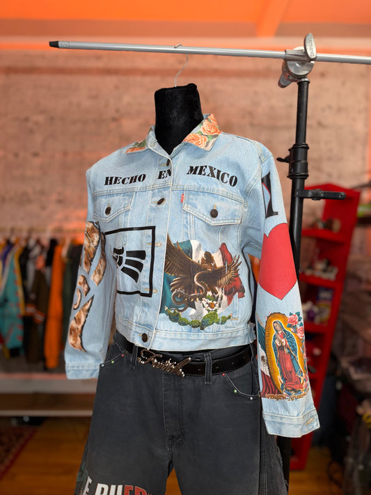 Siempre En Diciembre Women’s Cropped Levi’s